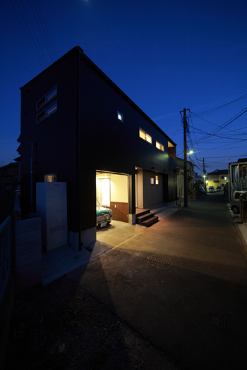 埼玉県草加市、夕方の外観